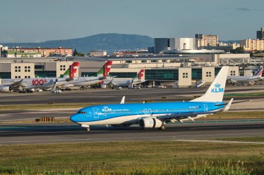 Lizbon, Portekiz - 11 Eylül 2023: KLM Boeing 737-8K2 yolcu uçağı taksisi Lizbon 'daki Humberto Delgado Havaalanı' nda
