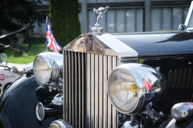Lizbon, Portekiz - 15 Ekim 2023: Corrida dos Fundadores eski araba rallisinde Rolls-Royce Phantom III 'te Hood ızgarası ve Ecstasy Heykel bonesi maskotu
