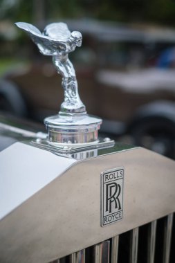Lizbon, Portekiz - 15 Ekim 2023: Rolls-Royce Phantom III klasik retro araba lüks aracının Ecstasy Heykel başlığı maskotu