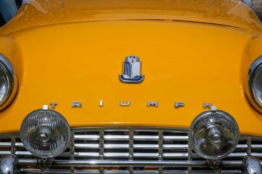 Lizbon, Portekiz - 15 Ekim 2023: Triumph TR3 klasik eski model yağmurdan sonra dikiz aynası