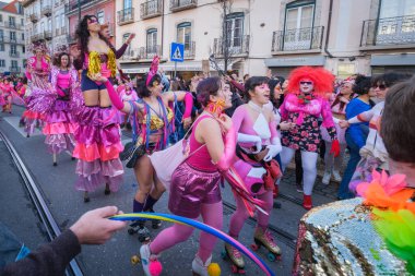 Lizbon, Portekiz - 24 Şubat 2024: Sanatsal kolektif Colombina tarafından Lizbon sokaklarında karnaval geçidi