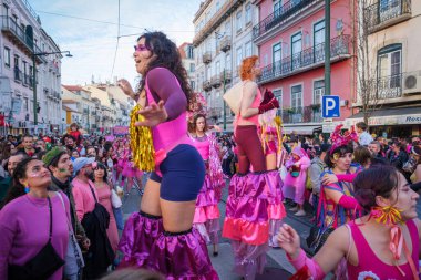 Lizbon, Portekiz - 24 Şubat 2024: Sanatsal kolektif Colombina tarafından Lizbon sokaklarında karnaval geçidi