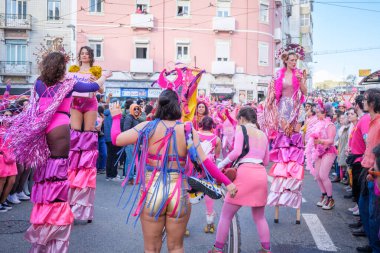Lizbon, Portekiz - 24 Şubat 2024: Sanatsal kolektif Colombina tarafından Lizbon sokaklarında karnaval geçidi