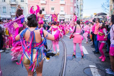 Lizbon, Portekiz - 24 Şubat 2024: Sanatsal kolektif Colombina tarafından Lizbon sokaklarında karnaval geçidi