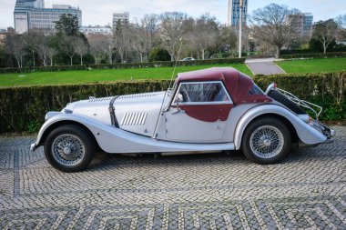 Lizbon, Portekiz - 20 Ocak 2024: Klasik bir Morgan 4 antika spor araba