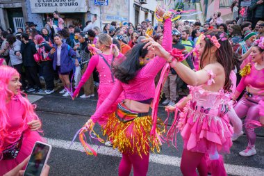 Lizbon, Portekiz - 24 Şubat 2024: Sanatsal kolektif Colombina tarafından Lizbon sokaklarında karnaval geçidi