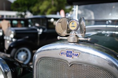 Lizbon, Portekiz - 15 Ekim 2023: Chevrolet Capitol klasik antika araba kaput amblemi Corrida dos Fundadores klasik araba rallisinde