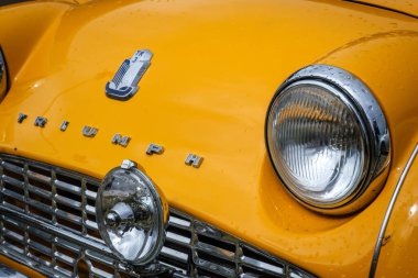 Lizbon, Portekiz - 15 Ekim 2023: Triumph TR3 klasik eski model yağmurdan sonra dikiz aynası