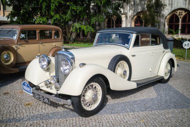 Lizbon, Portekiz - 15 Ekim 2023: Bentley 4 klasik antika araba Corrida dos Fundadores klasik araba rallisinde