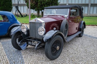 Lizbon, Portekiz - 15 Ekim 2023: Rolls-Royce 20 25 klasik klasik eski model lüks araba Corrida dos Fundadores klasik araba rallisinde