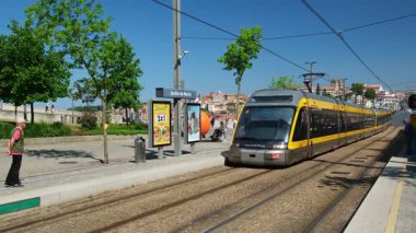 Vila Nova de Gaia, Portekiz - 25 Mayıs 2023: Douro Nehri üzerindeki Dom Luis Köprüsü üzerinde toplu taşımacılık