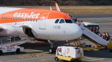 Funchal, Portekiz - 6 Haziran 2024: Funchal, Madeira Adası 'ndaki Cristiano Ronaldo Havalimanı' ndaki yolcu yolcu yolcu uçağı A321-251N