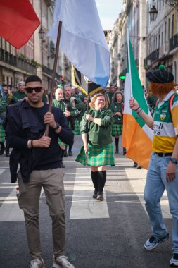 Lizbon, Portekiz - 17 Mart 2024: St. Patricks Günü Kutlama Geçidi - İrlanda etekli müzisyenler sokakta gayda yürüyüşü yapıyorlar