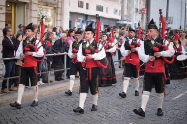 Lizbon, Portekiz - 17 Mart 2024: St. Patricks Günü Kutlama Geçidi - İrlanda etekli müzisyenler sokakta gayda yürüyüşü yapıyorlar