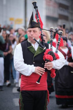 Lizbon, Portekiz - 17 Mart 2024: St. Patricks Günü Kutlama Geçidi - İrlanda etekli müzisyenler sokakta gayda yürüyüşü yapıyorlar