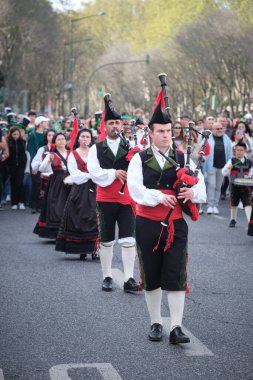 Lizbon, Portekiz - 17 Mart 2024: St. Patricks Günü Kutlama Geçidi - İrlanda etekli müzisyenler sokakta gayda yürüyüşü yapıyorlar