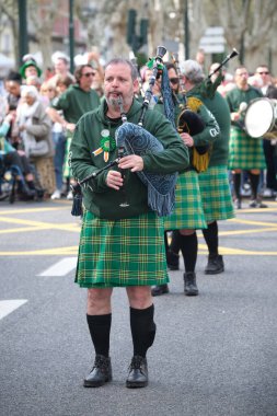 Lizbon, Portekiz - 17 Mart 2024: St. Patricks Günü Kutlama Geçidi - İrlanda etekli müzisyenler sokakta gayda yürüyüşü yapıyorlar