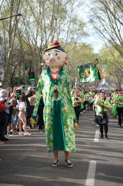 Lizbon, Portekiz - 17 Mart 2024: St. Patricks Günü Kutlama Geçidi - İrlanda etekli müzisyenler sokakta gayda yürüyüşü yapıyorlar