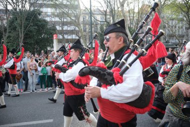 Lizbon, Portekiz - 17 Mart 2024: St. Patricks Günü Kutlama Geçidi - İrlanda etekli müzisyenler sokakta gayda yürüyüşü yapıyorlar