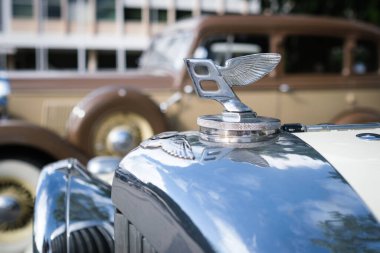 Lizbon, Portekiz - 15 Ekim 2023: Bentley 4 klasik antika araba kaput maskotu süsü Corrida dos Fundadores klasik araba rallisinde