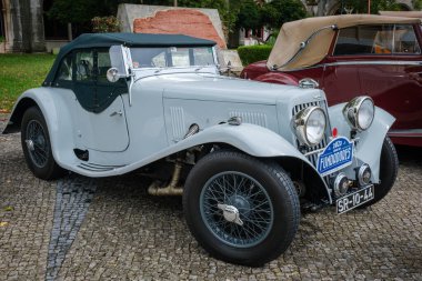 Lizbon, Portekiz - 15 Ekim 2023: Corrida dos Fundadores klasik araba rallisinde Aston Martin 1698 klasik klasik retro otomobil