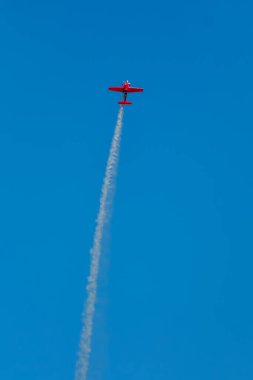 Kırmızı dublör akrobatik uçak mavi gökyüzünde dublörlük yapıyor. Hız kavramı, zorluk, kesinlik, risk