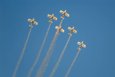 Dublör akrobatik uçaklar mavi gökyüzünde dumanla gösteri yapıyorlar. Takım çalışması, işbirliği, koordinasyon, güven, hassasiyet, zorluk, zorluk, hız, sinerji kavramı