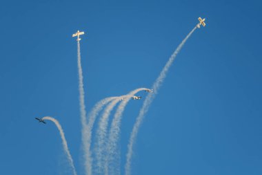 Dublör akrobatik uçaklar mavi gökyüzünde dumanla gösteri yapıyorlar. Takım çalışması, işbirliği, koordinasyon, güven, hassasiyet, zorluk, zorluk, hız, sinerji kavramı