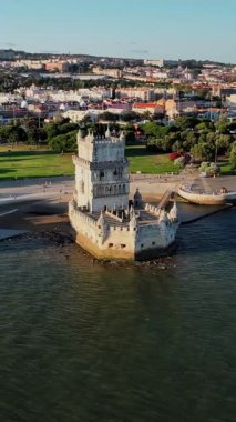 Belem Kulesi 'nin hava aracı görüntüsü Lisboa' nın ünlü turistik beldesi ve Tagus Nehri Tejo kıyısında gün batımında turist botuyla turizm merkezi. Lizbon, Portekiz. Yörünge paraşütü atışı
