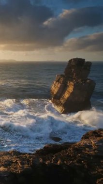 Cabo Carvoeiro, Peniche, Portekiz 'de gün batımında okyanus kıyısındaki kayalık.