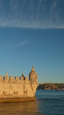 Belem Kulesi veya St. Vincent Kulesi - Lisboa 'nın ünlü turizm merkezi - gün batımında Tagus Nehri Tejo kıyısında. Lizbon, Portekiz