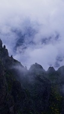 Hareket eden bulutlarla kaplı bir dağ. Pico de Arieiro yakınlarında, Madeira adası, Portekiz