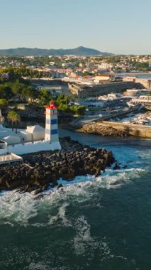 Santa Marta deniz feneri ve Cascais marinasının hava manzarası Cascais şehir manzaralı demirli yat tekneleri, gün batımında Portekiz