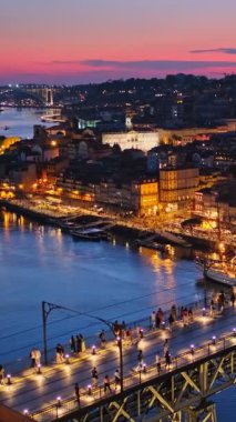 Porto şehri, Douro nehri ve Dom Luis köprüsünün ünlü turist bakış açısı Miradouro da Serra do Pilar 'ın akşam alacakaranlığı manzarası. Porto, Vila Nova de Gaia, Portekiz