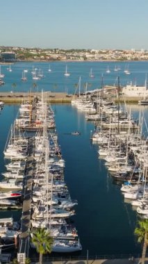 Günbatımında Cascais Kalesi, Portekiz 'de demirli yat tekneleriyle Cascais marinasının hava manzarası. Dolly hareketine yaklaş.