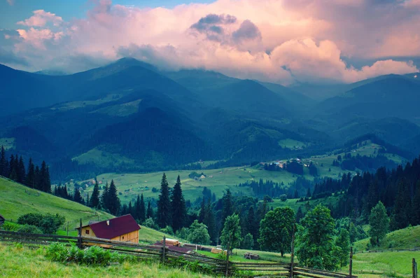 Καρπάθια Βουνά Καλοκαιρινό Τοπίο Συννεφιασμένο Ουρανό Και Χωριό Φυσικό Καλοκαίρι — Φωτογραφία Αρχείου