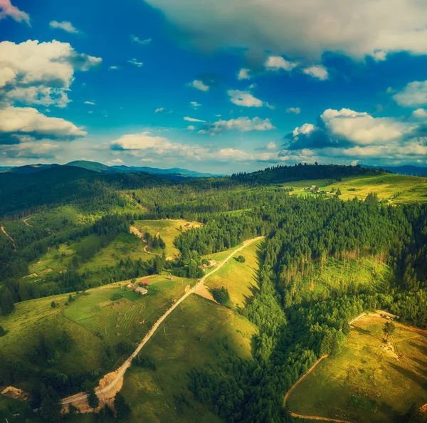 カルパチア山脈夏の風景 緑の丘 青い空と白い雲と季節の自然背景 — ストック写真