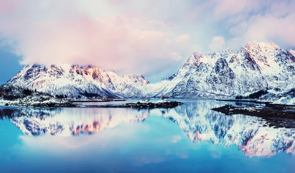 노르웨이 북부의 로포텐 제도에서 때아름다운 호수와 눈덮인 산들이 — 스톡 사진