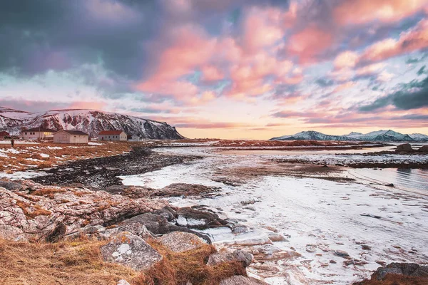 ノルウェー北部のロフトテン島で雪の山と美しい冬の凍った湖の景色 季節的背景 — ストック写真