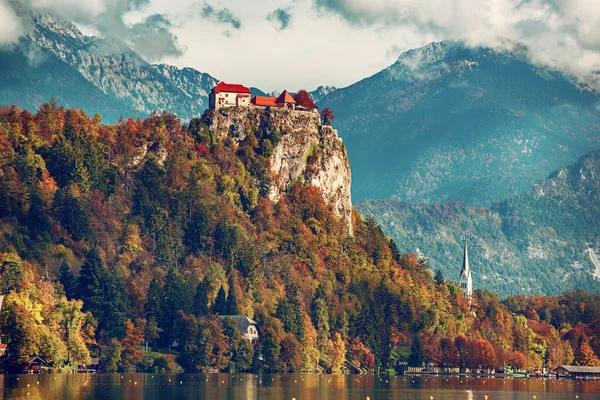 スロヴェニアのBled湖を見下ろす崖の上に建てられたBled城 — ストック写真