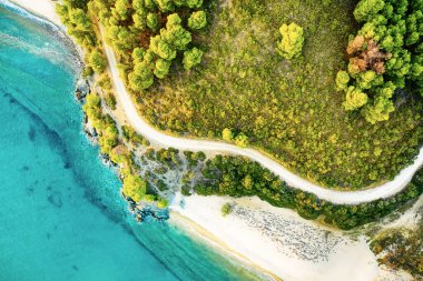 Halkidiki, Sitonia Above, Yunanistan 'dan. Yaz tatili geçmişi. Deniz, yol ve ormanın manzarası. Düz yatıyordu