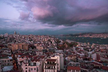 Fırtınalı, karamsar gökyüzü ve bulutlarla İstanbul 'a güzel bir manzara, Türk arka planında seyahat
