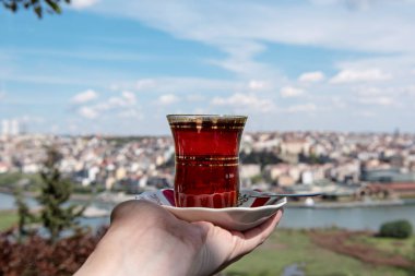 İstanbul ve Türkiye 'nin manzarasına karşı bir fincan geleneksel Türk çayı
