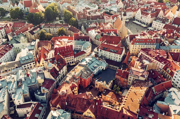 タリン旧市街の空中ビュー 上からエストニアの首都の中心部への眺め 旅行先のコンセプト — ストック写真