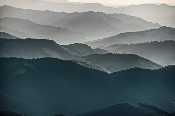 喀尔巴阡山脉夏日落日景观 带有深蓝色山峰的抽象坡度 自然室外旅行背景 — 图库照片