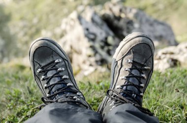 Uçurumun karşı dağlarda trekking botları sağlıklı aktif yaşam tarzı arka plan seyahat