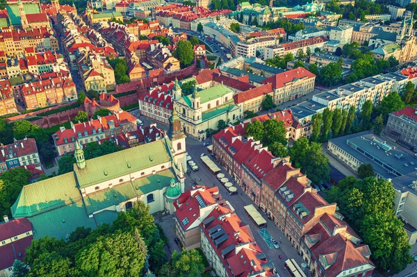 华沙的一个古老的城市 屋顶是红色的 波兰就在上面 欧洲背景的户外旅行 — 图库照片