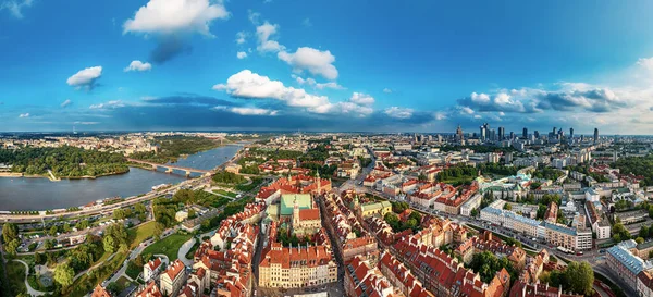 上からポーランドの赤い屋根を持つワルシャワの旧市街 アウトドアヨーロッパの背景を旅行します 青空とパノラマビュー — ストック写真