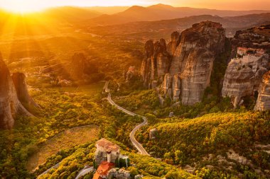 Meteora, Yunanistan. Kum taşı oluşumları, gün batımında Rousanou ve Nikolaos manastırları. Seyahat hedef arkaplanı