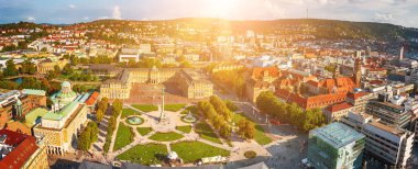 Almanya 'nın Stuttgart kentindeki ünlü Schlossplatz' ın hava panoramik görüntüsü.